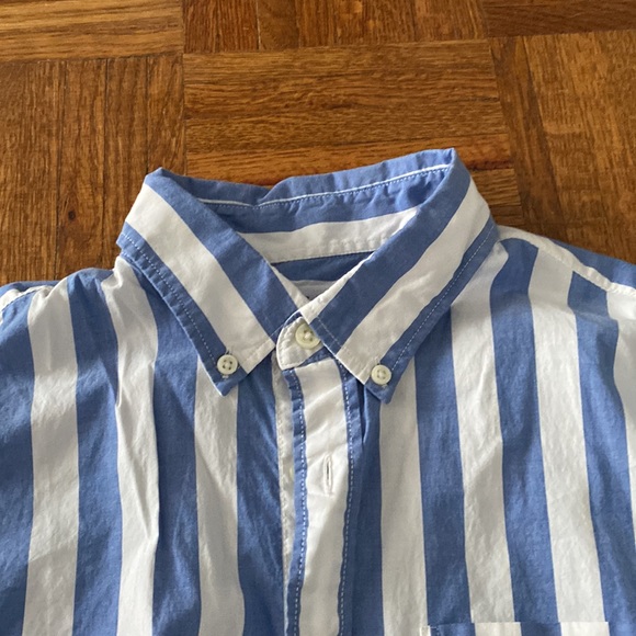 GAP Men’s XS light blue/white pinstripe button-down - Picture 2 of 3
